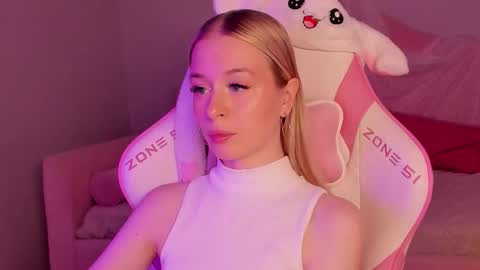 Snapshot of miagraces chatting on 11.29.25 Mia online show from 11.29.25