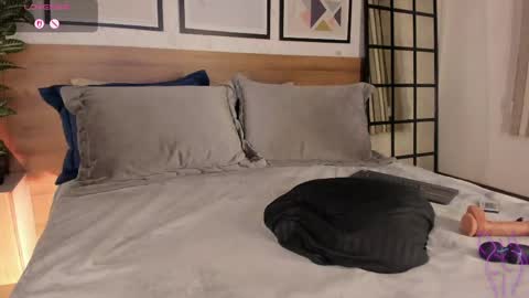 Mia  online show from 03.21.26