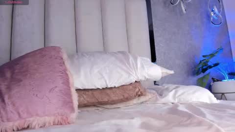 Snapshot of mialogan_ chatting on 11.29.25 mia logan online show from 11.29.25