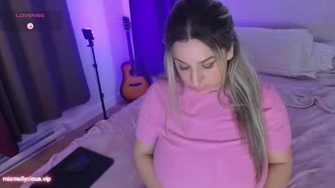 Snapshot of miamellyciousxx chatting on 12.15.24 Mia Melly online show from 12.15.24