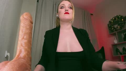 Snapshot of miaunicorn chatting on 12.19.24 Lana online show from 12.19.24