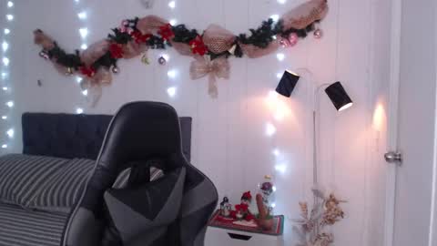 Snapshot of miawilson_1 chatting on 12.23.24 Mia Wilson online show from 12.23.24