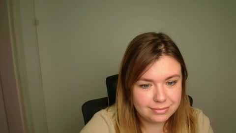 Snapshot of midnightmariana chatting on 10.24.25 Mariana online show from 10.24.25