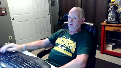 Snapshot of midwestdad09 chatting on 06.14.26 midwestdad09 online show from 06.14.26