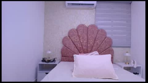 Snapshot of miia_01_ chatting on 11.10.25 Mia online show from 11.10.25