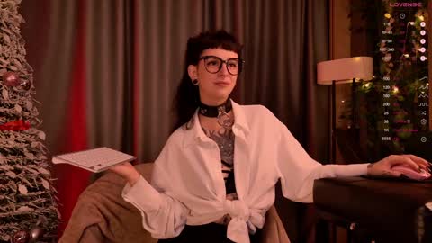 Snapshot of mika_moon_ chatting on 12.30.24 mika_moon_ online show from 12.30.24