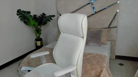 Snapshot of mike_belle chatting on 12.21.24 Mike Belle online show from 12.21.24