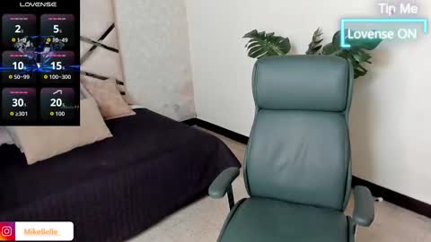 Snapshot of mike_belle chatting on 09.25.25 Mike Belle online show from 09.25.25