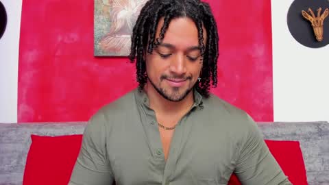 Snapshot of mike_estevess chatting on 01.03.25 online show from 01.03.25