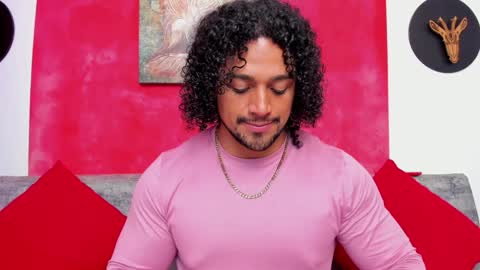 Snapshot of mike_estevess chatting on 01.05.25 online show from 01.05.25