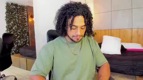 Snapshot of mike_estevess chatting on 03.04.25 online show from 03.04.25