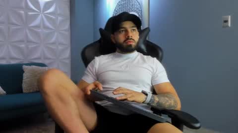 Snapshot of mikeblare chatting on 01.03.25 Mike Blare online show from 01.03.25