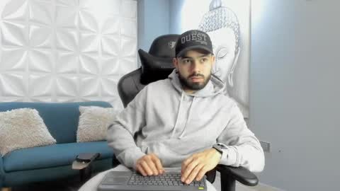 Snapshot of mikeblare chatting on 01.04.25 Mike Blare online show from 01.04.25