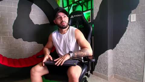 Snapshot of mikeblare chatting on 01.08.25 Mike Blare online show from 01.08.25