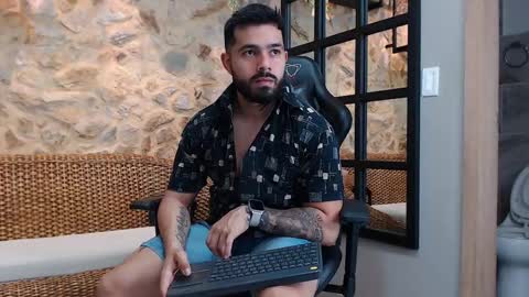 Snapshot of mikeblare chatting on 01.14.25 Mike Blare online show from 01.14.25