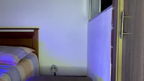 Snapshot of mikesantoss1 chatting on 09.11.25 Mike online show from 09.11.25