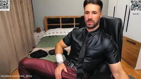 Snapshot of mikestrip chatting on 10.27.25 Mike online show from 10.27.25