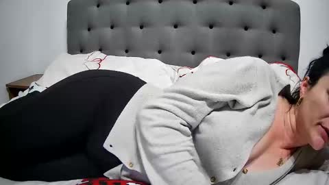 Mikyloveu online show from 02.21.25