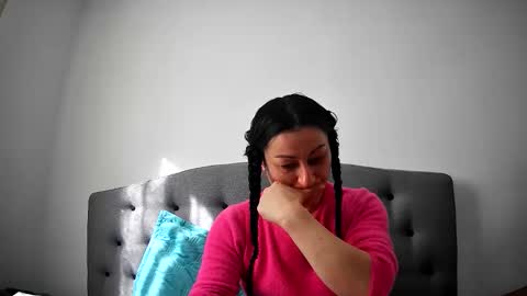 Mikyloveu online show from 10.21.25