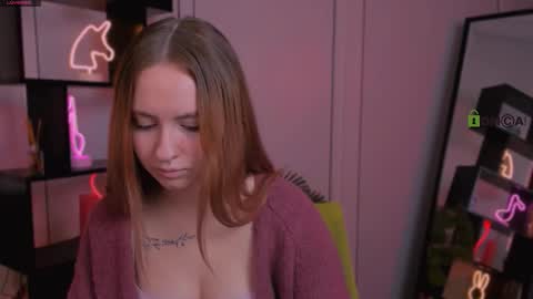 Snapshot of mila_glow chatting on 10.03.25 mila_glow online show from 10.03.25