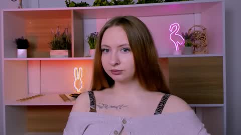 Snapshot of mila_glow chatting on 11.11.25 mila_glow online show from 11.11.25