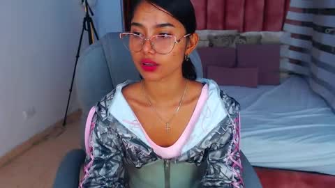 Snapshot of milaa_star chatting on 10.02.25 milaa_star online show from 10.02.25