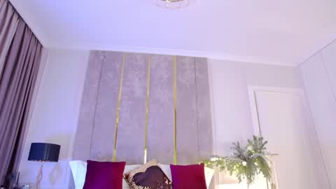 Snapshot of miladystarlight chatting on 12.31.24 online show from 12.31.24