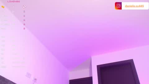 Snapshot of milan_delrey chatting on 10.21.25 Sweet Milan online show from 10.21.25