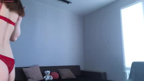 milanakowall online show from 03.17.26