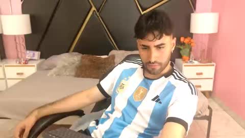 Snapshot of milanzaire chatting on 09.25.25 milanzaire online show from 09.25.25