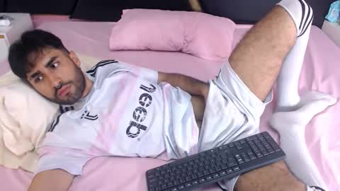 Snapshot of milanzaire chatting on 09.29.25 milanzaire online show from 09.29.25