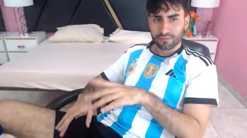 Snapshot of milanzaire chatting on 10.15.25 milanzaire online show from 10.15.25