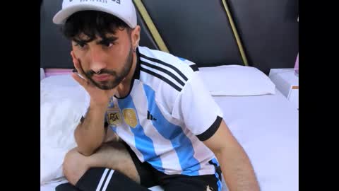 Snapshot of milanzaire chatting on 11.02.25 milanzaire online show from 11.02.25