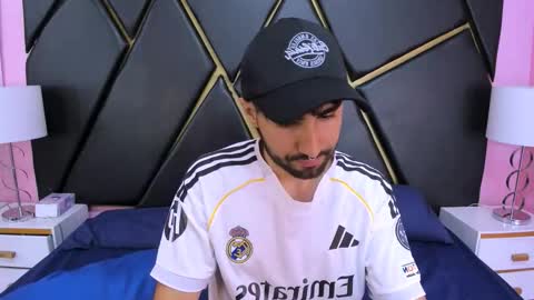 Snapshot of milanzaire chatting on 11.15.25 milanzaire online show from 11.15.25