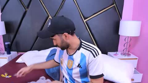 Snapshot of milanzaire chatting on 11.16.25 milanzaire online show from 11.16.25