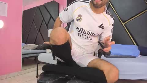 Snapshot of milanzaire chatting on 11.22.25 milanzaire online show from 11.22.25