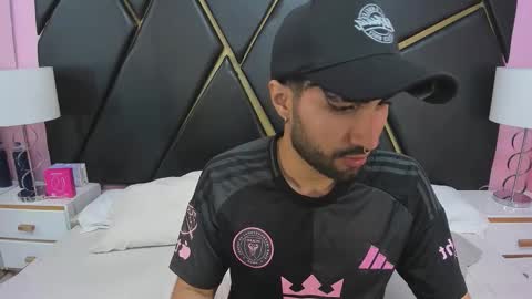 Snapshot of milanzaire chatting on 11.26.25 milanzaire online show from 11.26.25