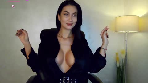 Snapshot of miley_me chatting on 12.12.24 M online show from 12.12.24