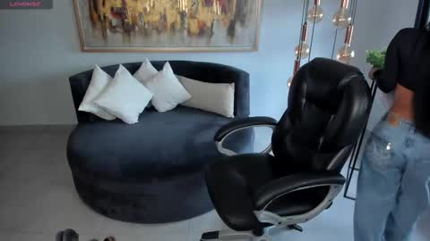 Snapshot of mileycruz_ chatting on 10.29.25 Miley Cruz IG miley model23 online show from 10.29.25