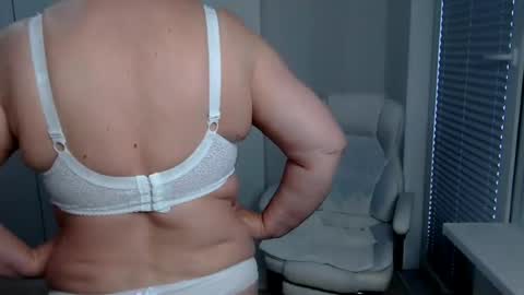 Snapshot of milfscarlette chatting on 07.03.26 MilfScarlette online show from 07.03.26