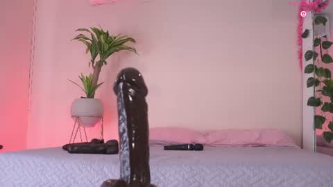 Snapshot of mili_moon_ chatting on 06.24.26 online show from 06.24.26