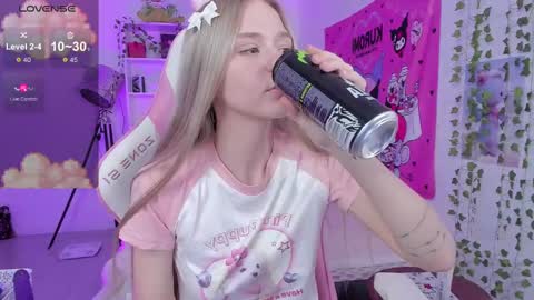 Snapshot of miliameow chatting on 02.18.25 Milia online show from 02.18.25