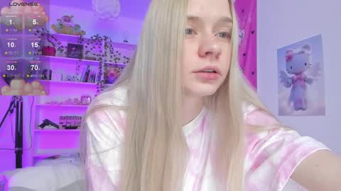 Snapshot of miliameow chatting on 03.06.25 Milia online show from 03.06.25