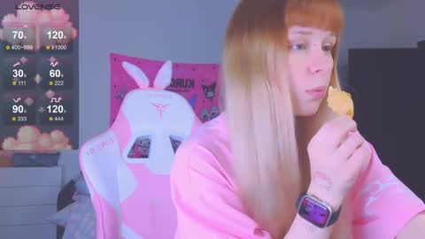 Snapshot of miliameow chatting on 11.06.25 Milia online show from 11.06.25