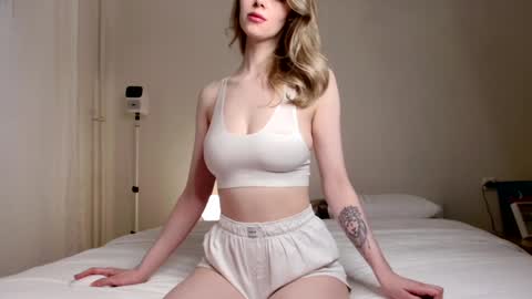 Snapshot of milky__way_ chatting on 01.04.25 milky__way_ online show from 01.04.25