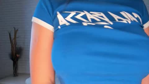 Snapshot of milla_vegga chatting on 11.28.25 Mila online show from 11.28.25