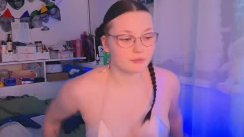 Snapshot of milliedoll chatting on 11.21.25 Millie online show from 11.21.25