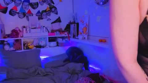 Snapshot of milliedoll chatting on 12.18.25 Millie online show from 12.18.25