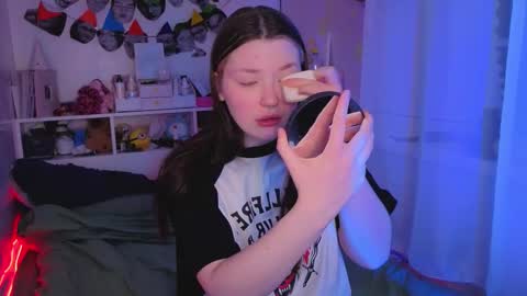 Snapshot of milliedoll chatting on 12.19.25 Millie online show from 12.19.25