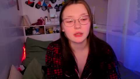 Snapshot of milliedoll chatting on 12.20.25 Millie online show from 12.20.25